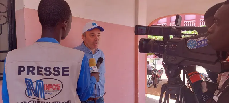 Interview de presse lors d’un projet de coopération au Mali