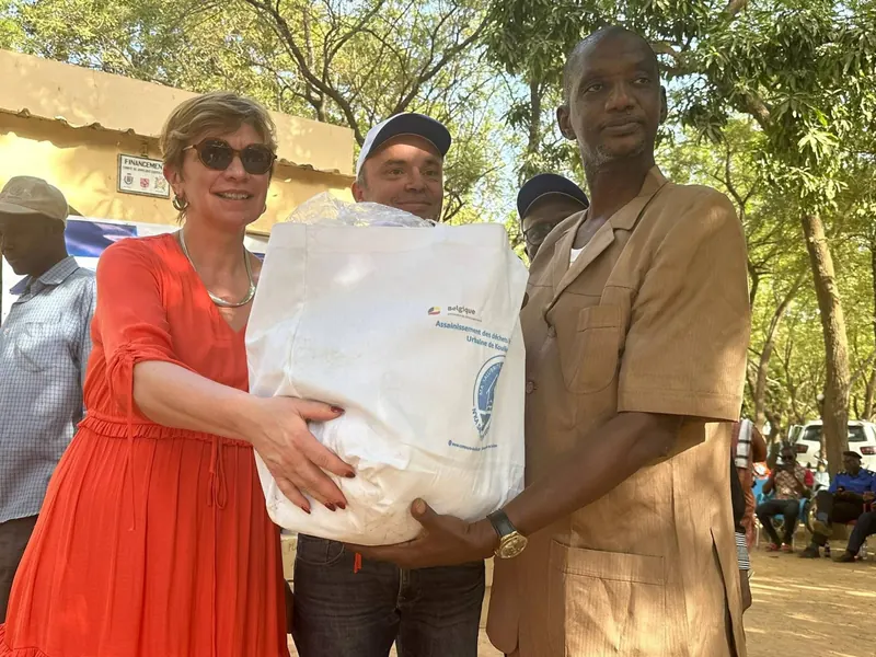 Remise de matériel lors d’un projet d’assainissement à Koulikoro (Mali)