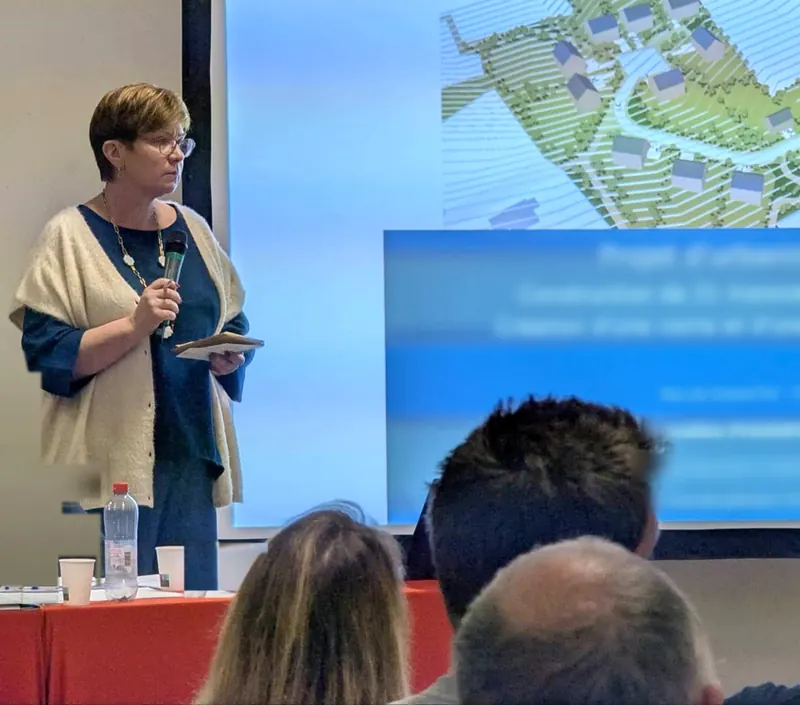 Sabine Huc lors d’une réunion d’information publique sur un projet d’urbanisme